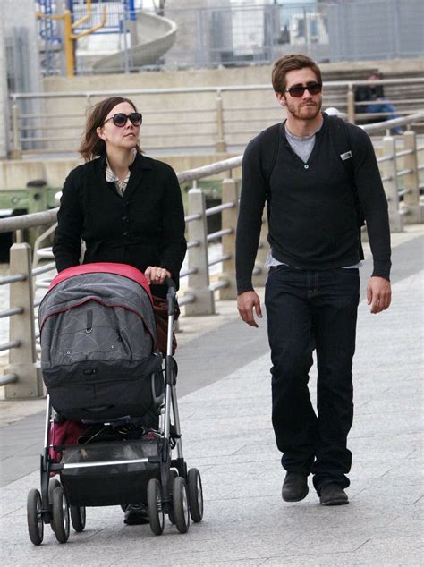 jake gyllenhaal wife and child.